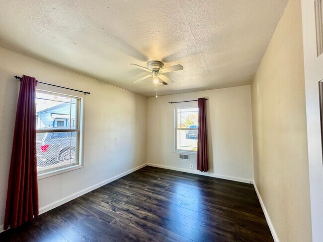 Building Photo - Large 3-Bedroom, 1-Bath Duplex with ALL UT...