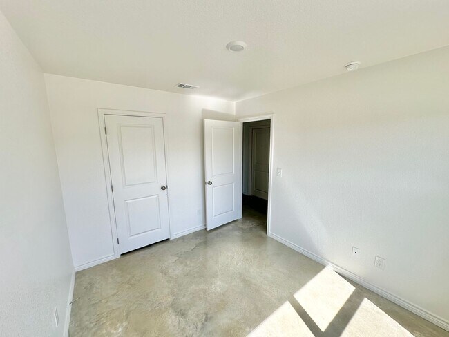 Building Photo - 506 Lost Trl