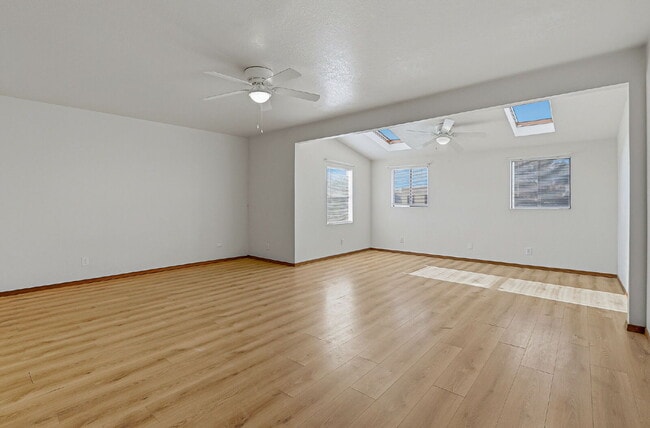 Building Photo - "Charming 3-Bedroom Retreat with 2 Full Baths