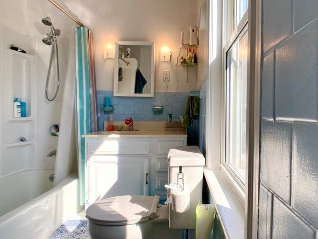 Building Photo - 124 Carlisle St