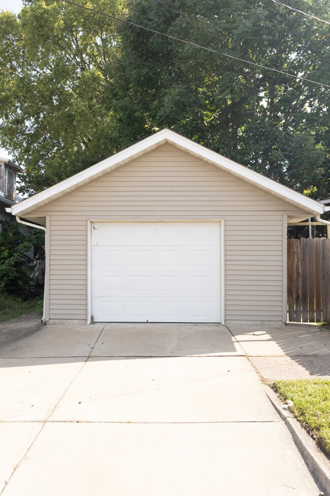 Building Photo - 1001 4th Ave