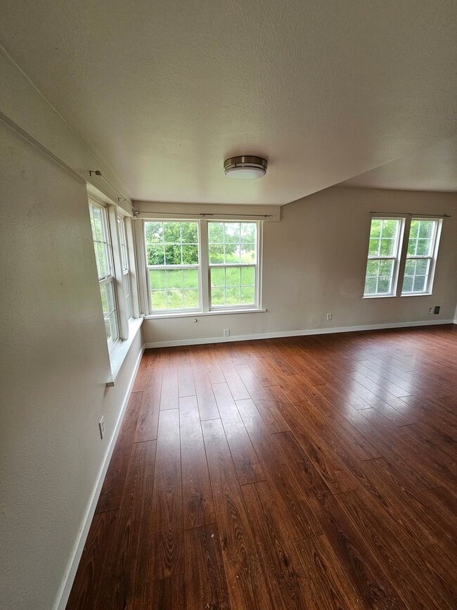 Building Photo - Serene 4 bedroom farmhouse in a quiet coun...