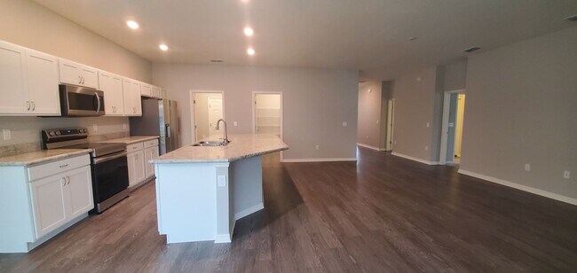 Building Photo - 4-Bedroom, 2.5-Bathroom in Winter Haven