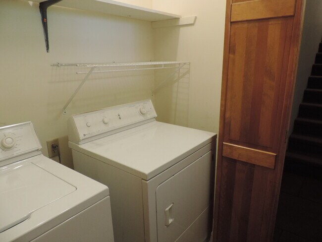 Building Photo - 404 Wintergreen Dr