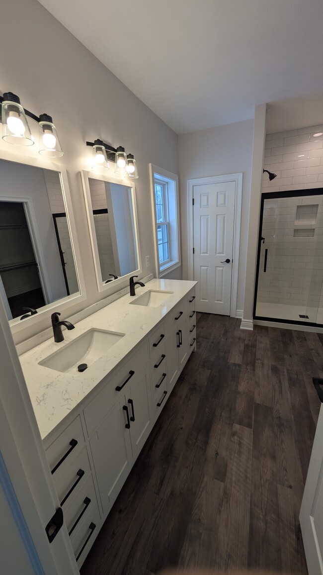 dual sinks - 205 Ridgeview Dr