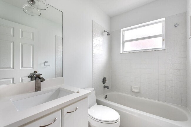 Building Photo - 1975 Oak Berry Cir