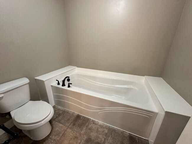 Building Photo - ** Move-in Discount** 3 Bedroom - 2.5 bathroom - in the heart of Cedar City!