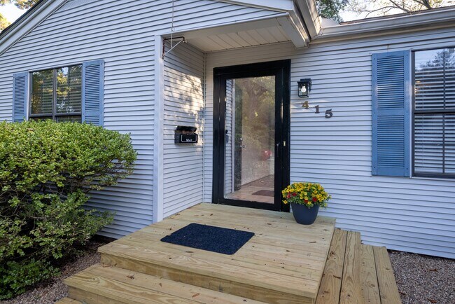 Building Photo - 415 Haden St