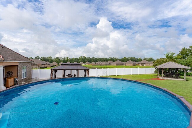 Building Photo - 3 Bedroom House in Addis with Pool, Gazebo...