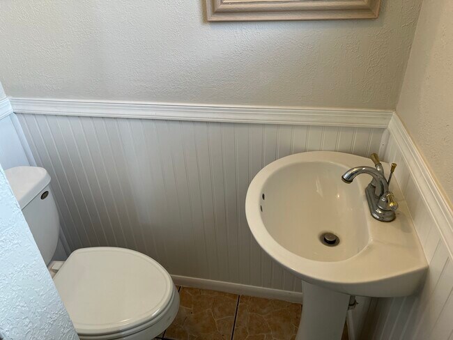 1/2 Bath - 904 Emma St