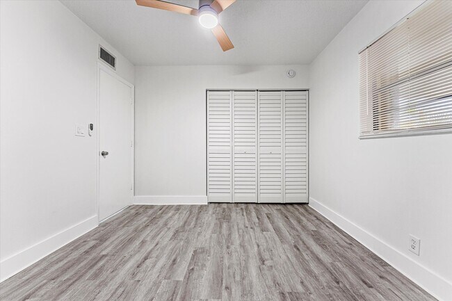 Building Photo - 200 Jacaranda Country Club Dr
