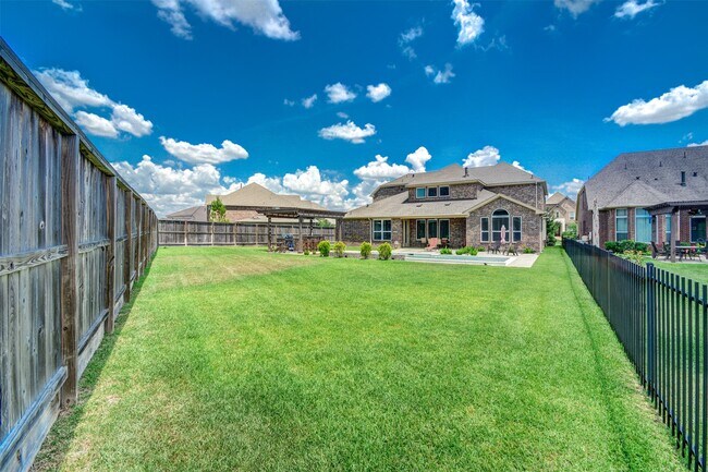 Building Photo - 25710 Oakwood Knoll Dr