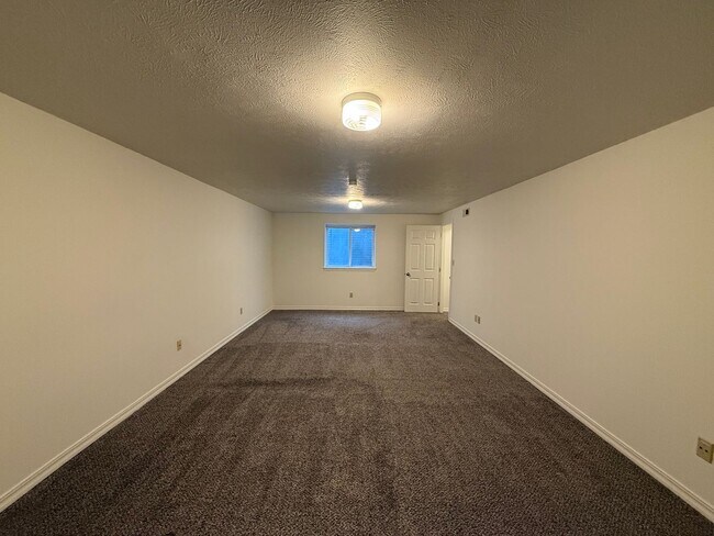 Building Photo - Stunning 3 Bed, 2 Bath Home near Riverside...