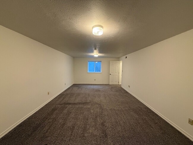 Building Photo - Stunning 3 Bed, 2 Bath Home near Riverside State Park!