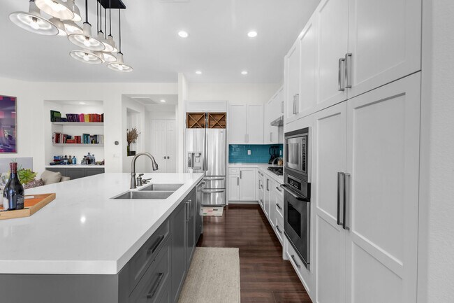 Building Photo - 35 Calle La Reina