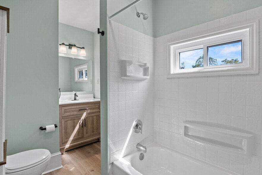 Full Bath - 525 Main St