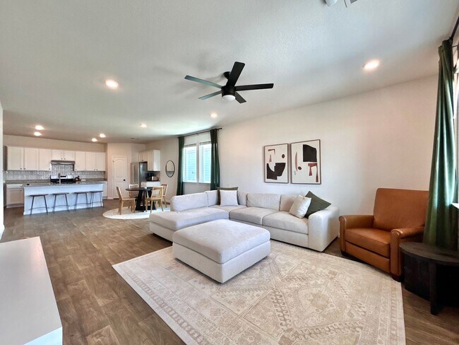 Building Photo - 401 Town Lk Bnd