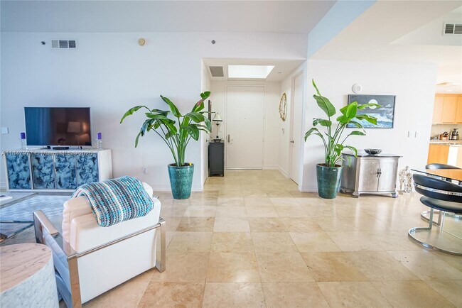 Building Photo - 15901 Collins Ave