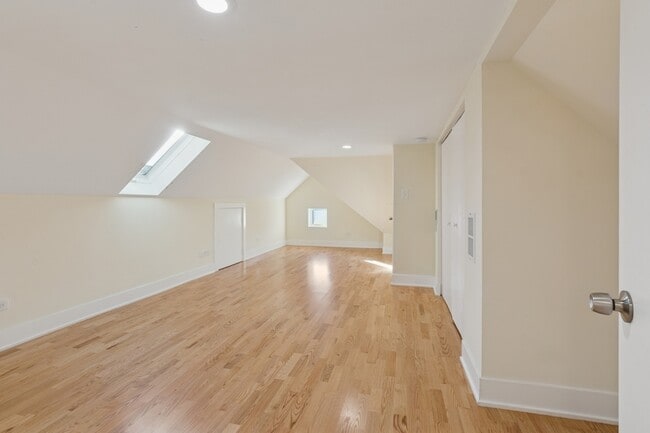 Building Photo - 5202 N Lakewood Ave