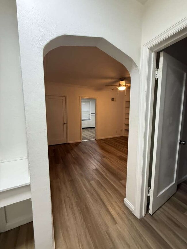 Building Photo - "Cozy 2-Bedroom, 1 bath Retreat with Fireplace Charm!"  One car garage, section 8 ok.