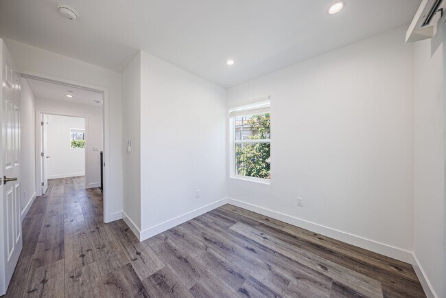 Building Photo - 3015 Alsace Ave