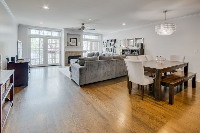 Living area - 1506 N Sedgwick St