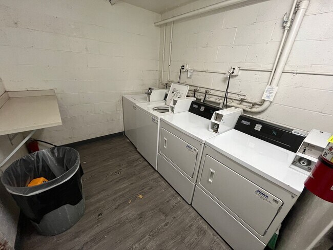 Building Photo - 6643 Haskell Ave