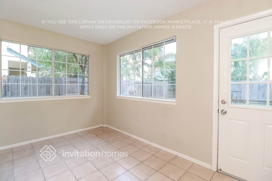 Building Photo - 710 E Jonquil Dr