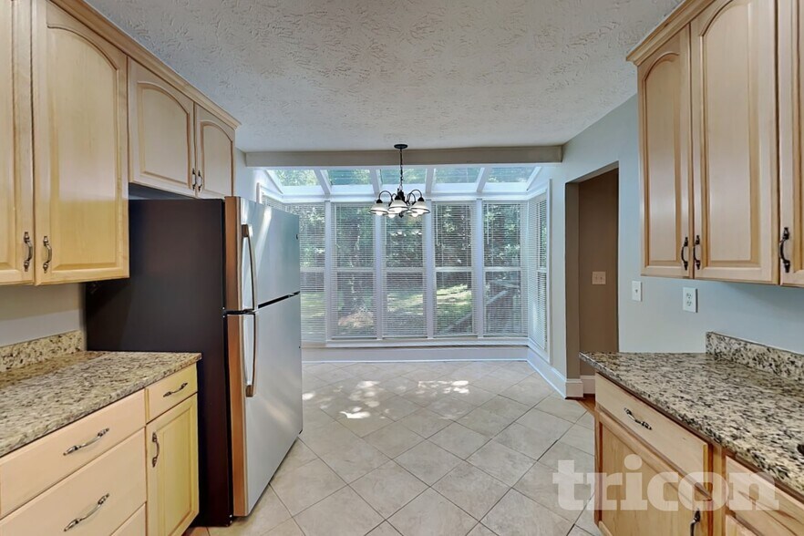 Building Photo - 6583 Oakwood Dr