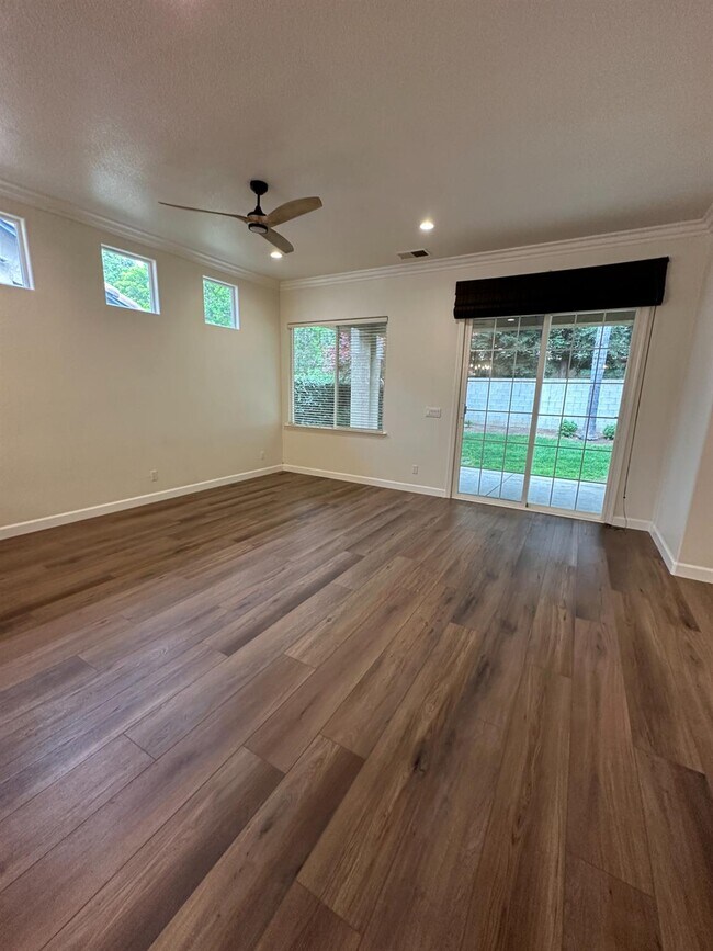 Building Photo - 7026 N Warren Ave