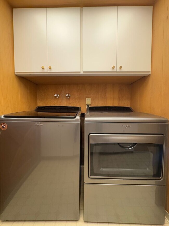 Building Photo - Spacious 6 Bedroom, 3 Bathroom Home Near CWU