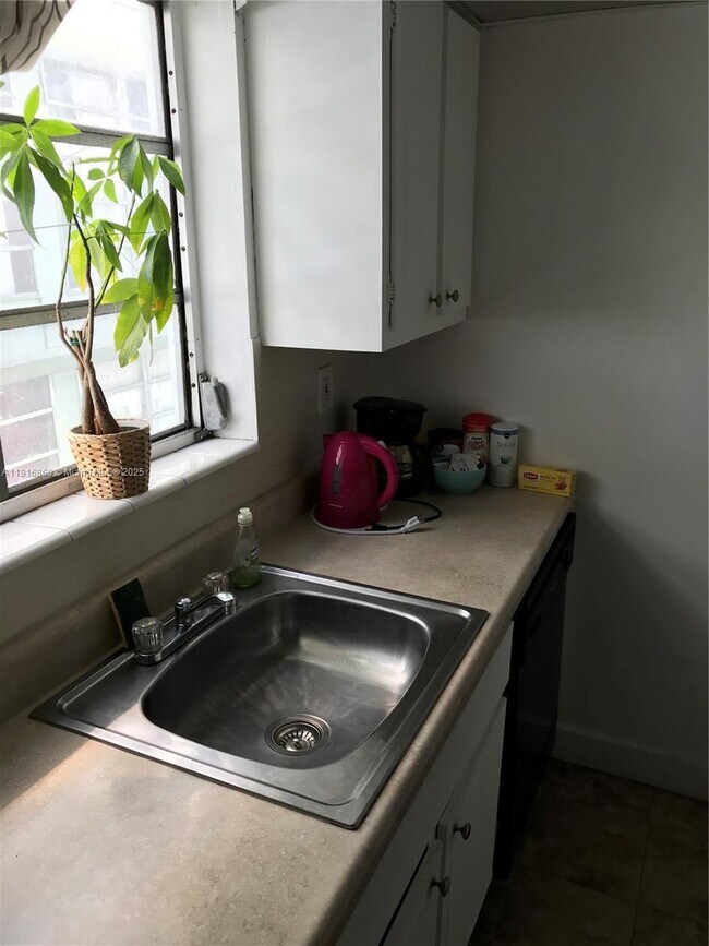 Building Photo - 1732 Meridian Ave