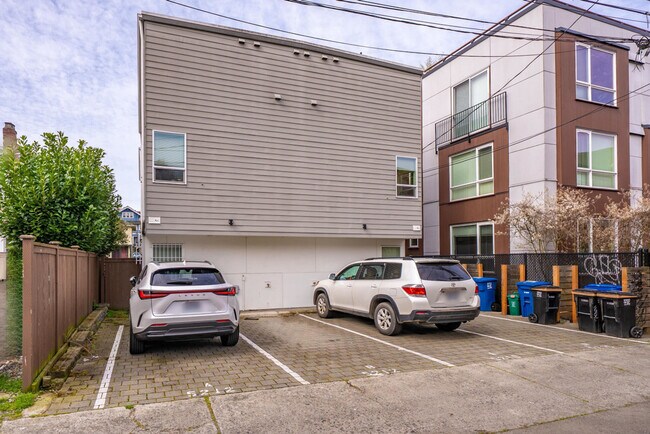 Building Photo - 5210b Brooklyn Ave NE