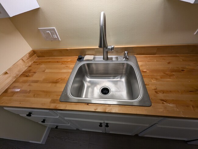 Sink with disposal - 28 Cheshire St