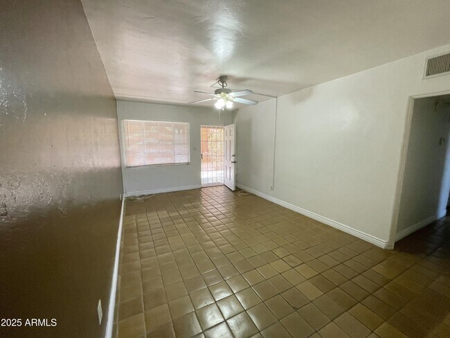 Building Photo - 606 E San Juan Ave