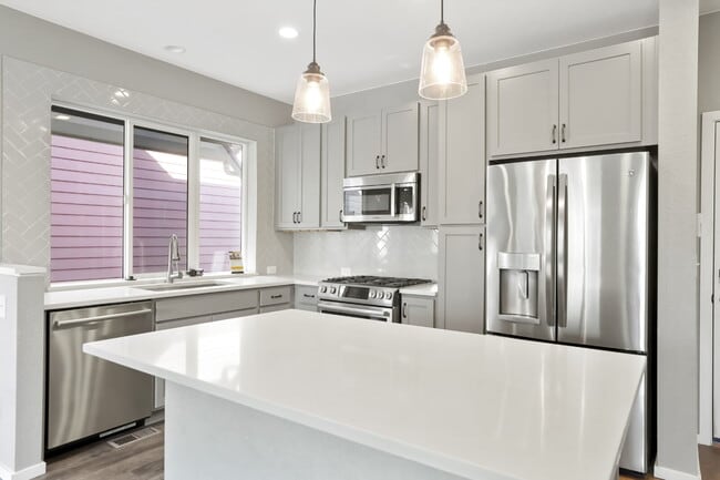 Building Photo - Beautiful 3 Bedroom - 3 1/3 Bathroom Home ...