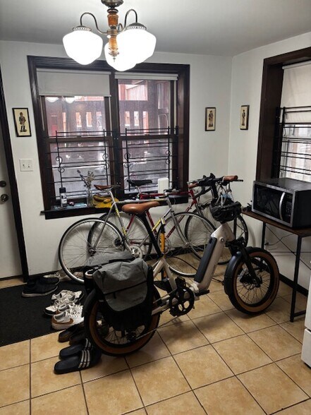 Building Photo - 3351 N Kenmore Ave