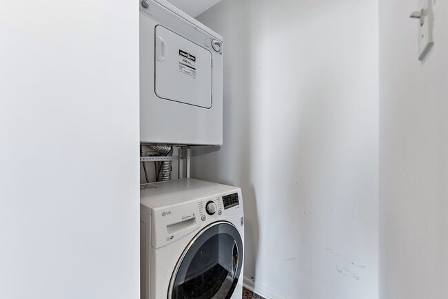 Building Photo - 111 E Chestnut St