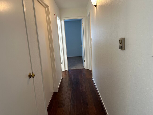 Building Photo - Perfect blend of convenience and comfort 2/2 San Mateo