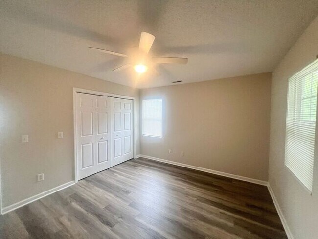 Building Photo - RENT SPECIAL! UPDATED MODERN UNIT! 3BR Clo...