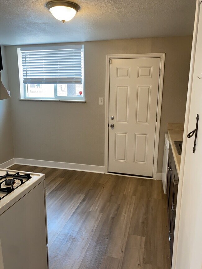 Building Photo - AVAILABLE NOW!  "Charming 2-Bedroom Gem in Denver's Heart with Spacious Layout - 837 Sq Ft of Coz...