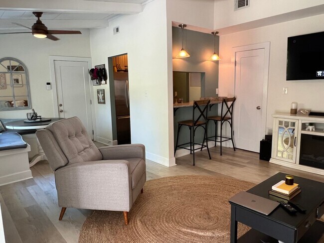 Building Photo - Updated Old Woodlands Plantation Home with Fenced Yard