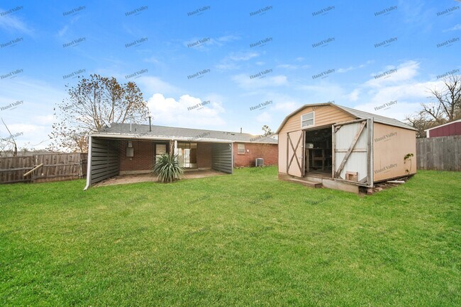 Building Photo - 1329 McGregor Dr