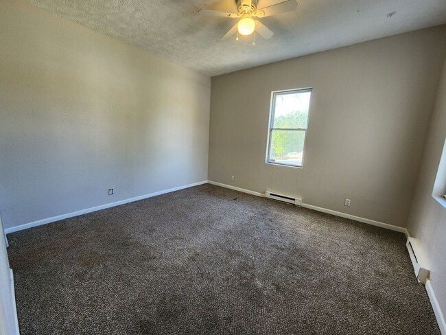 Building Photo - Spacious 3-Bedroom, 2-Bathroom Home AVAILA...