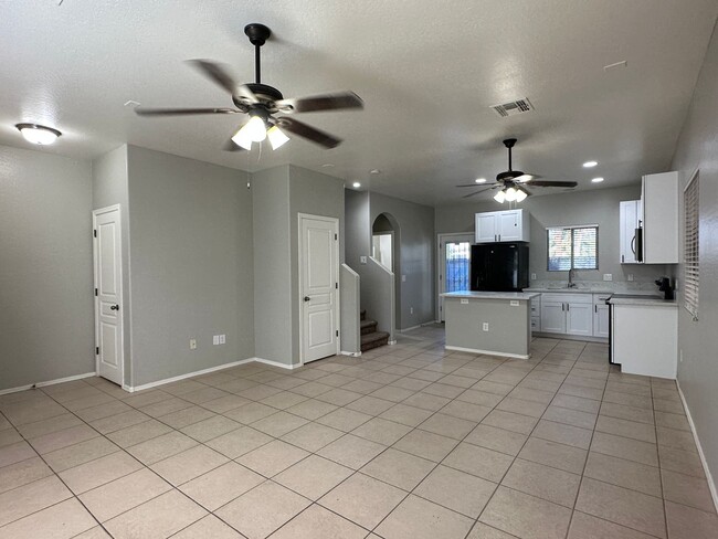 Building Photo - 3 Bedroom 2.5 bathroom beautiful house for...