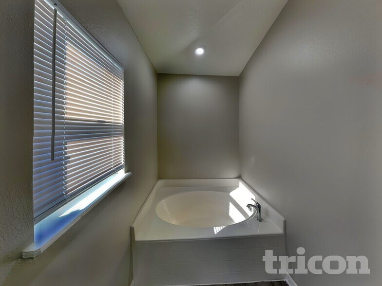 Building Photo - 2280 Kingscrest Cir