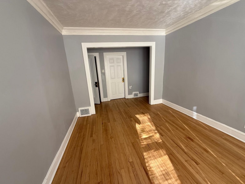 Building Photo - 650 N Lamon Ave