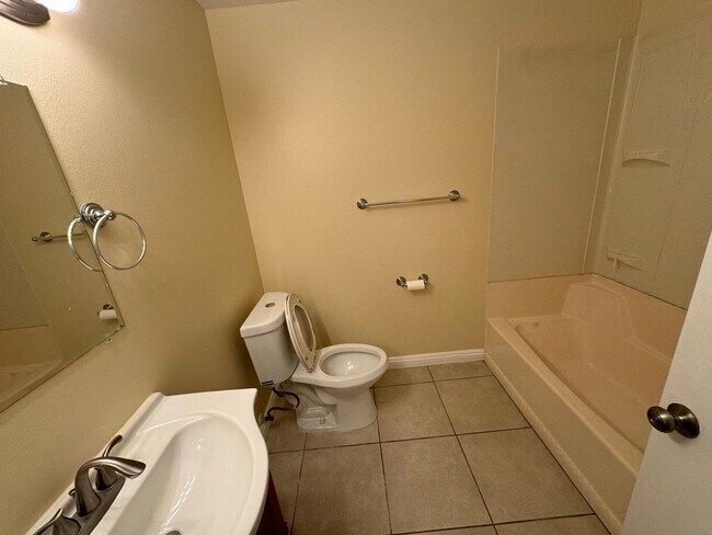 Building Photo - 812-818 E Fairway Dr