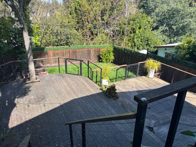 Building Photo - Fabulous Private Home Near Mills!