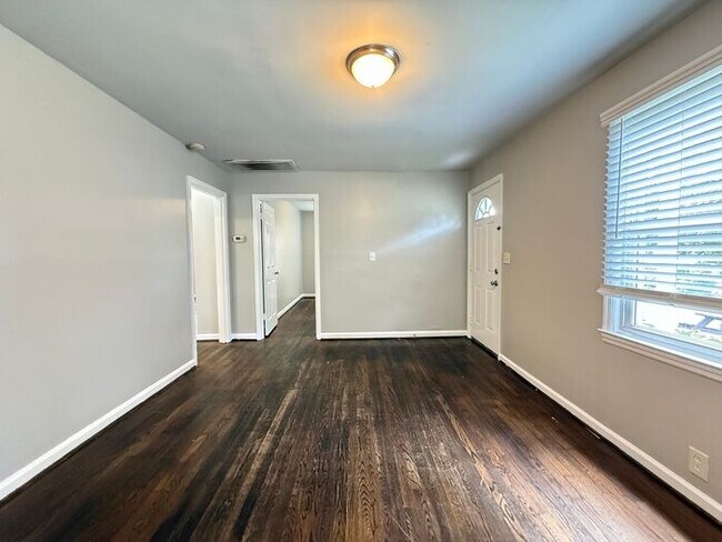Building Photo - 2 Bedroom Cottage in Woodbine!